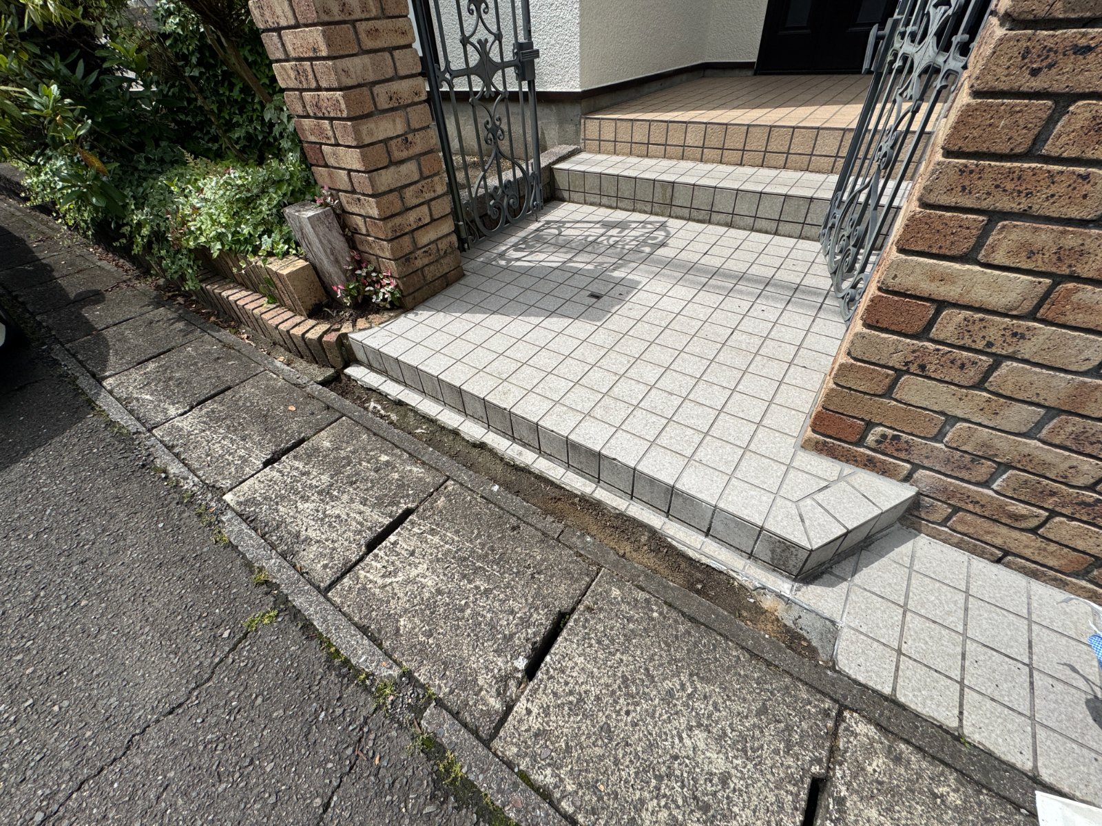 玄関タイル部分補修|その他屋根工事の施工事例|なごみルーフ