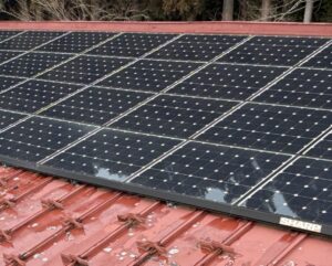 ソーラーパネルの乗った屋根のメンテナンス