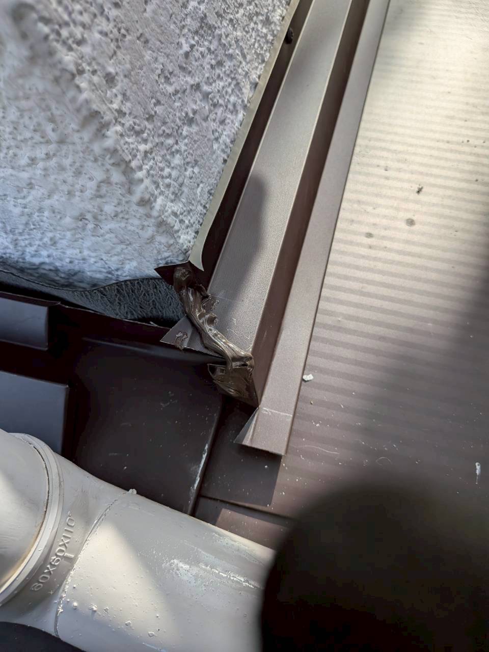 【仙台市青葉区みやぎ台｜屋根事例】1階屋根の上にベランダがある場合のカバー工法と雨漏り対策