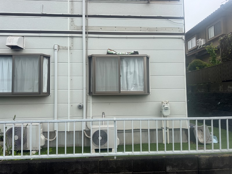 庇屋根錆びて穴が空いている様子