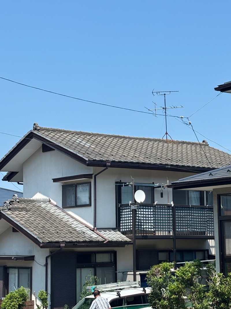 2階南面、色違い瓦付近の部屋雨漏れ